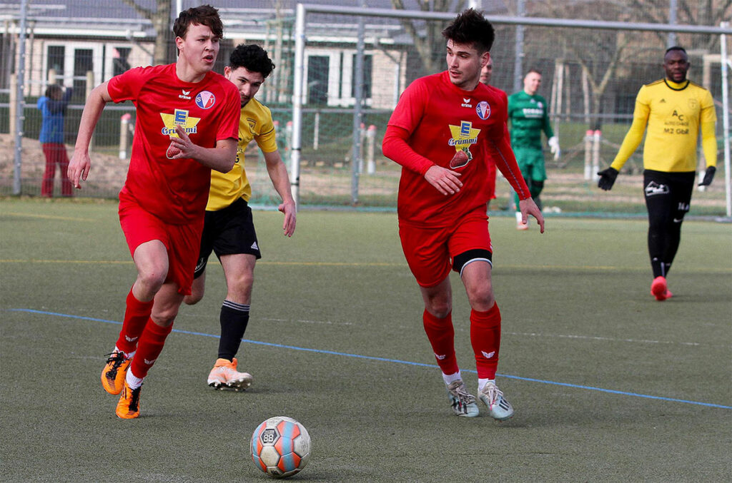Rechtsverteidiger Tristan Hoppe und Julien Huber halten Bera Derbas (mitte, TSV Altenholz) in Schach. Rechtsverteidiger Tristan Hoppe und Julien Huber halten Bera Derbas (mitte, TSV Altenholz) in Schach. © Ismail Yesilyurt