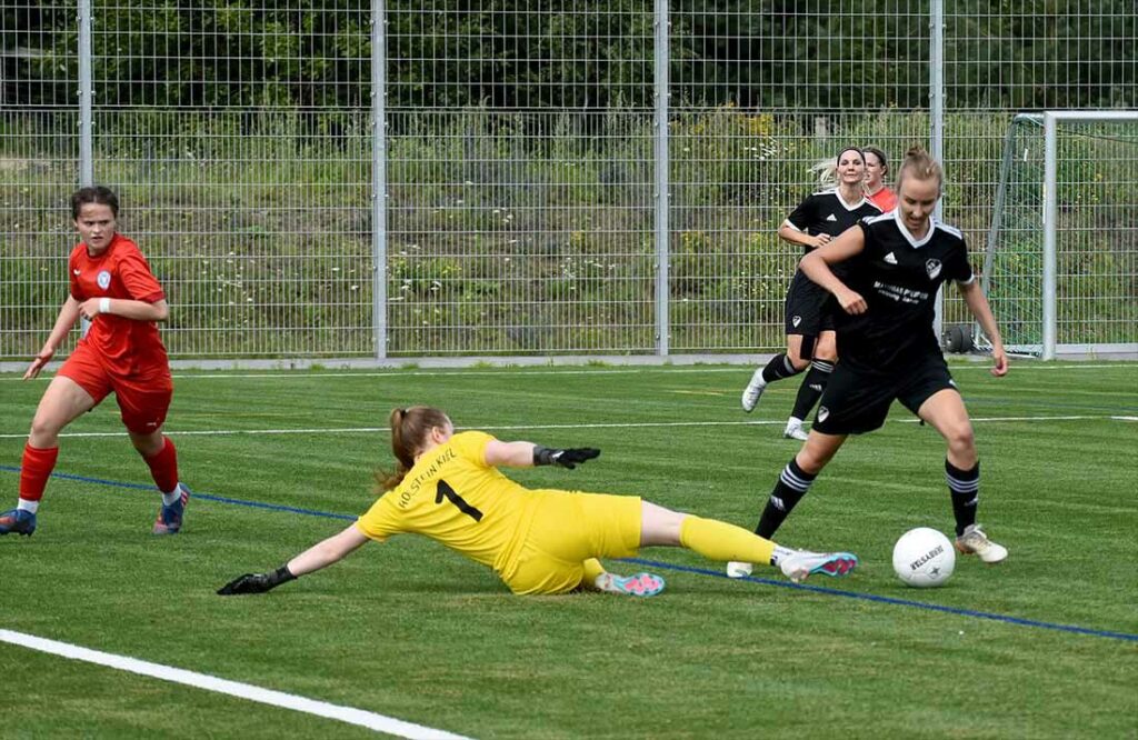 Vanessa Schmidt (Merkur Hademarschen) umspielt Torhüterin Caja Paulsen (Holstein II) und trifft zum 1-0. © 2023 Olaf Wegerich