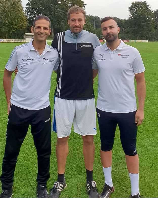 Trainertrio TSV Kronshagen – Karim Youssef, TW-Trainer Michael Frech und Coskun Yamak (v. l. n. r.). © 2023 TSV Kronshagen Trainertrio TSV Kronshagen - Karim Youssef, TW-Trainer Michael Frech und Coskun Yamak (v. l. n. r.). © 2023 TSV Kronshagen