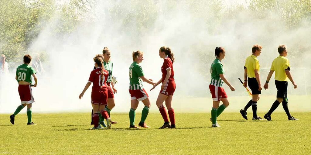 Die Fans sorgen nach dem Abpfiff für eine schöne Atmosphäre. © 2024 Olaf Wegerich Die Fans sorgen nach dem Abpfiff für Atmosphäre. © 2024 Olaf Wegerich