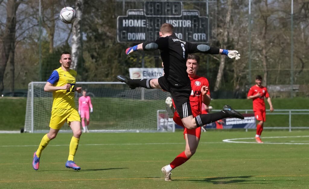 Hier fliegt OTSV-Keeper Anton Dembowski rechtzeitig dem 2:0 von Jan Matti Seidel entgegen. © Ismail Yesilyurt