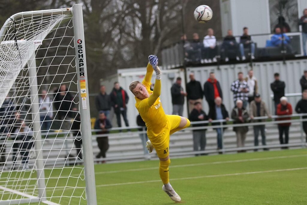 Kilias Keeper Torben Franzenburg sucht den Pfosten als Anhaltspunkt nach einem gefährlichen Freistoß von Rezan Acer (Inter Türkspor) in Hälfte eins.