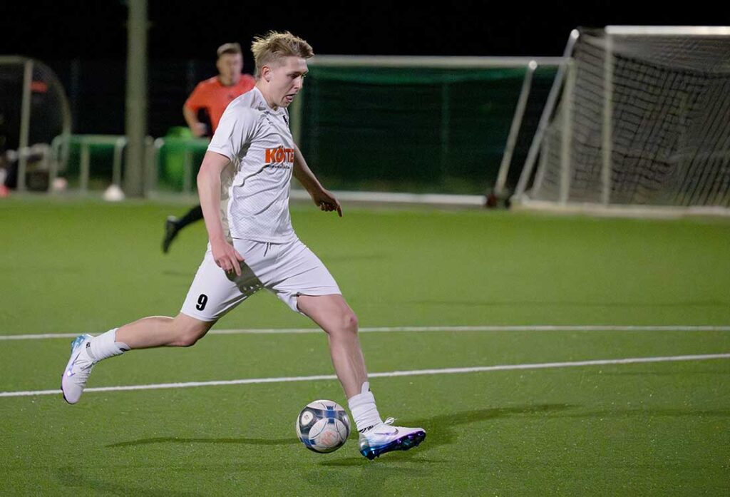 Der eingewechselte Paul Carow (Heider SV U23) markiert hier das 4:1. © 2025 Volker Schlichting Der eingewechselte Paul Carow (Heider SV U23) markiert hier das 4:1. © 2025 Volker Schlichting