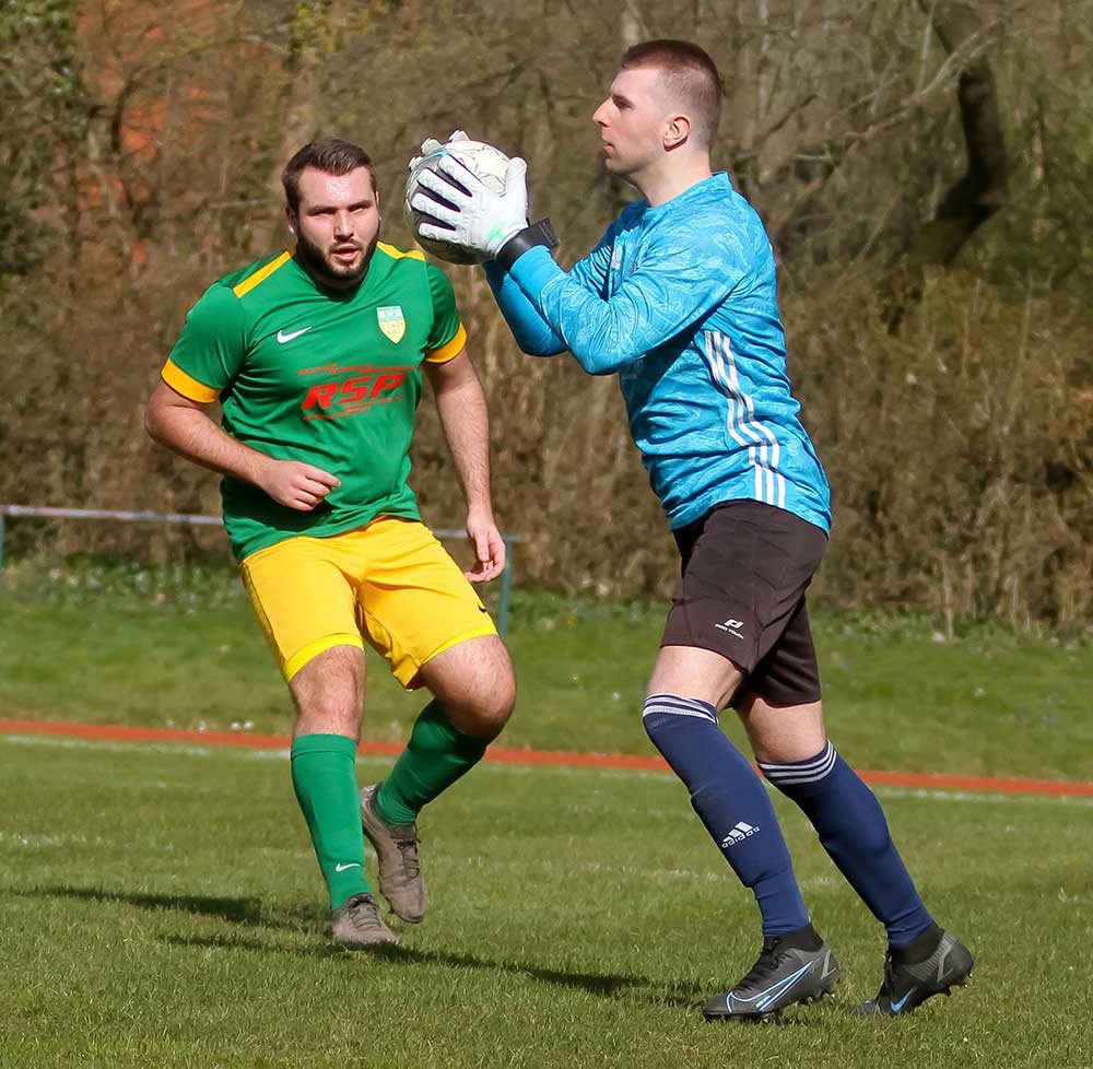Keeper Riko Wensorra (TSV Stein) durfte sich auf seine Vorderleute verlassen. Das engmaschige Defensivnetz ließ nicht viel durch.