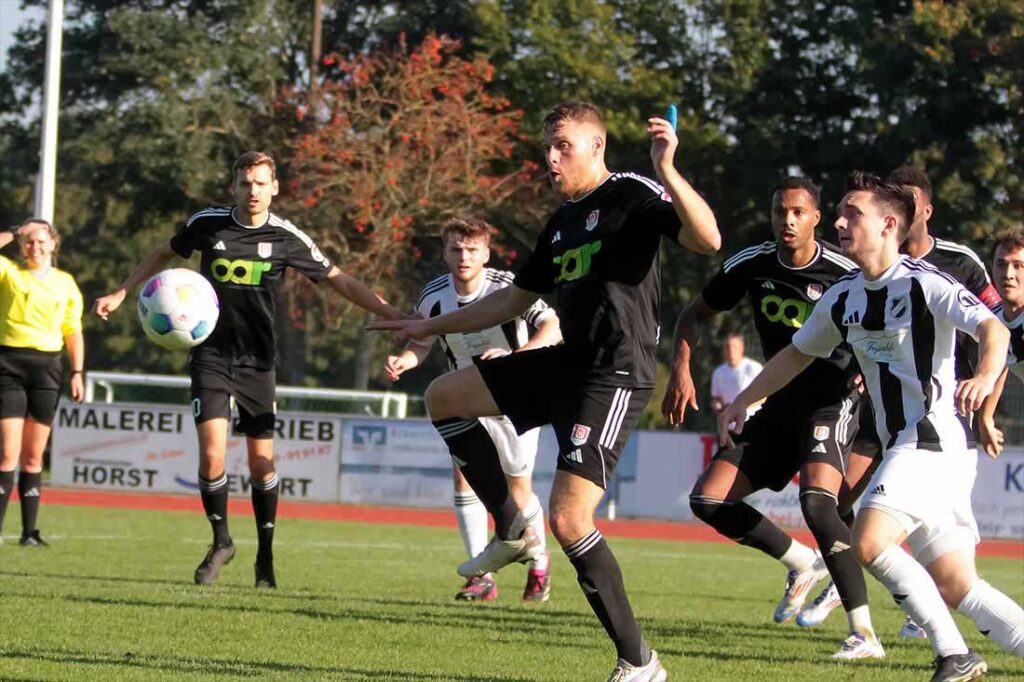 Moritz Schomburg (vorne, MTV Dänischenhagen) trifft früh zur Führung für den MTV. © 2024 Ismail Yesilyurt Moritz Schomburg (vorne, MTV Dänischenhagen) trifft früh zur Führung für den MTV. © 2024 Ismail Yesilyurt