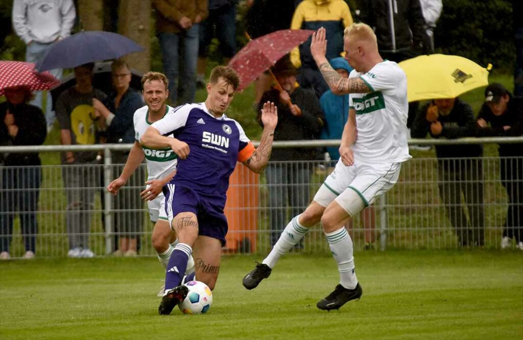 Kenny Korup (am Ball, VfR Neumünster) und Mitspieler hatten Inters starke Offensive gut im Griff. © 2023 Olaf Wegerich