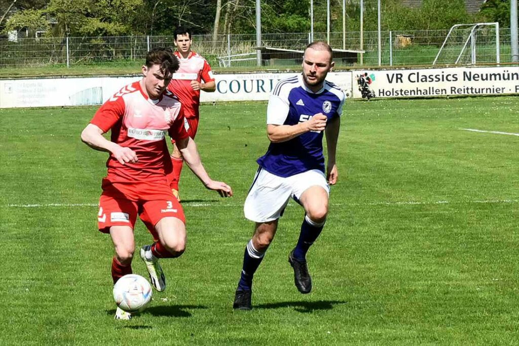 Die Defensive des VfR Neumünster ist aktuell top. Hier stellt Christoph Kahlcke (re., VfR Neumünster) Kevin Hermann (Dornbreite Lübeck). © 2024 Olaf Wegerich
