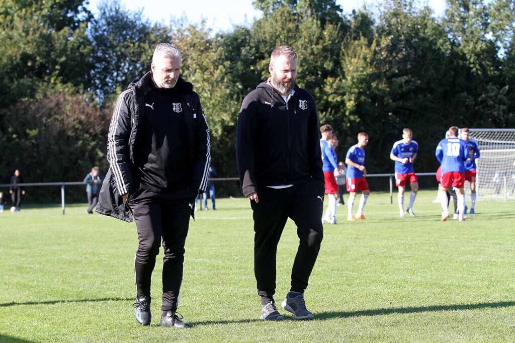 Maik Haberlag (Eckernförder SV) im Gleichschritt mit seinem Co-Trainer Marco Woting (li.). © 2024 Ismail Yesilyurt