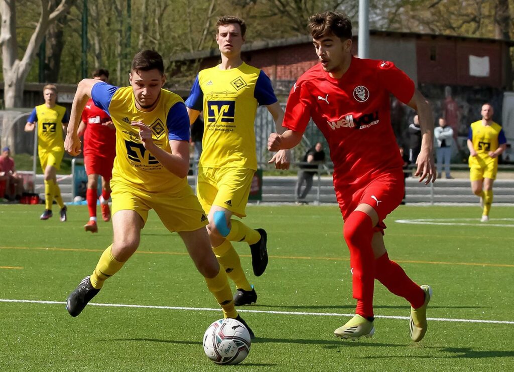 Jannik Landtreter (li., Szene gegen Drilon Trepca (Kilia)) spielte im Osterrönfelder Mittelfeld, wo den Akteuren die letzten Konditionsreserven ausgesaugt wurden.