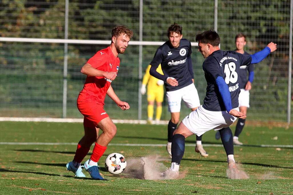Dieses Duell aus dem Hinspiel Till Börner (Inter Türkspor Kiel) gegen Sabastian Zamanakos (re., TSV Nordmark Satrup) gab es auch im Rückspiel © 2025 Ismail Yesilyurt