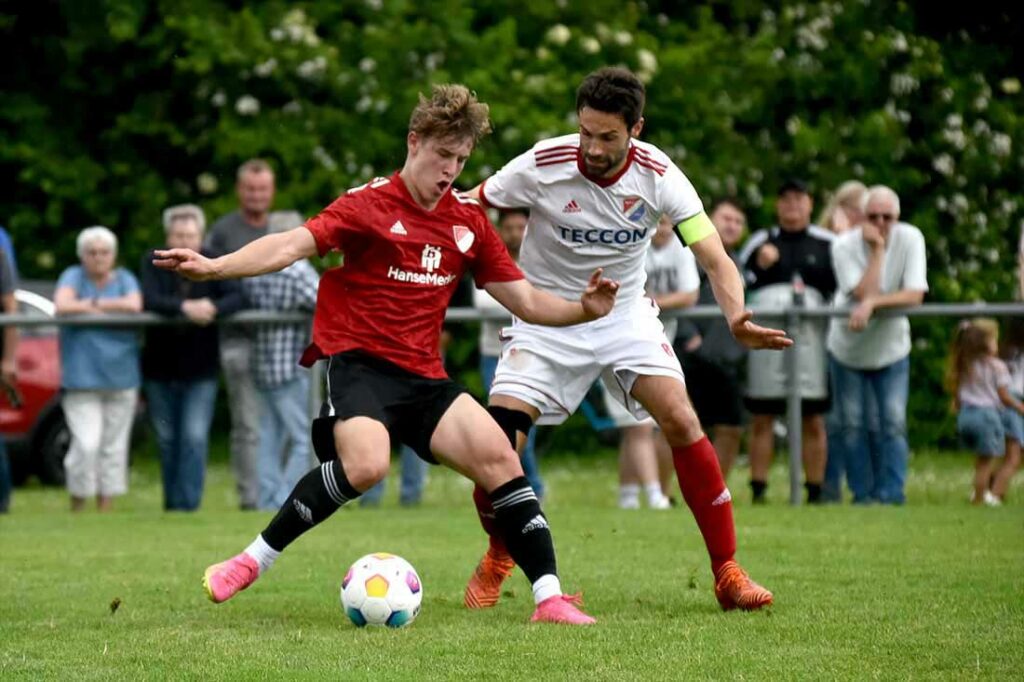 Nedim Hasanbegovic (Eidertal), der Marten Soder (Kaltenkirchener TS) im Hinspiel stellt, ist ein wichtiger Fakor für den Erfolg als Spieler und Co. © 2024 Olaf Wegerich