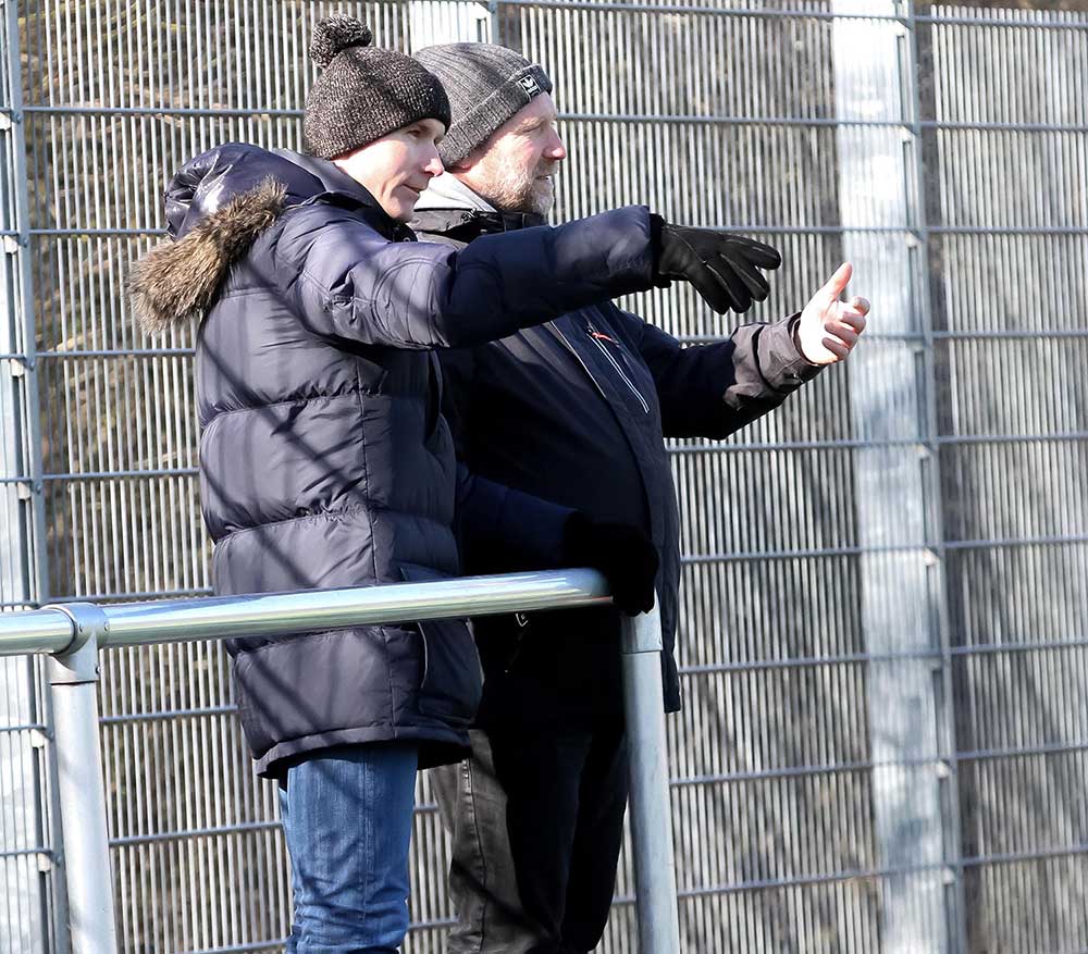 Peter Speth (re.) und Dimitrijzs Guscinas haben beim Spiel gegen Dornbreite eine Vorstellung, wo an welchen Stellschrauben eventuell gedreht werden muss