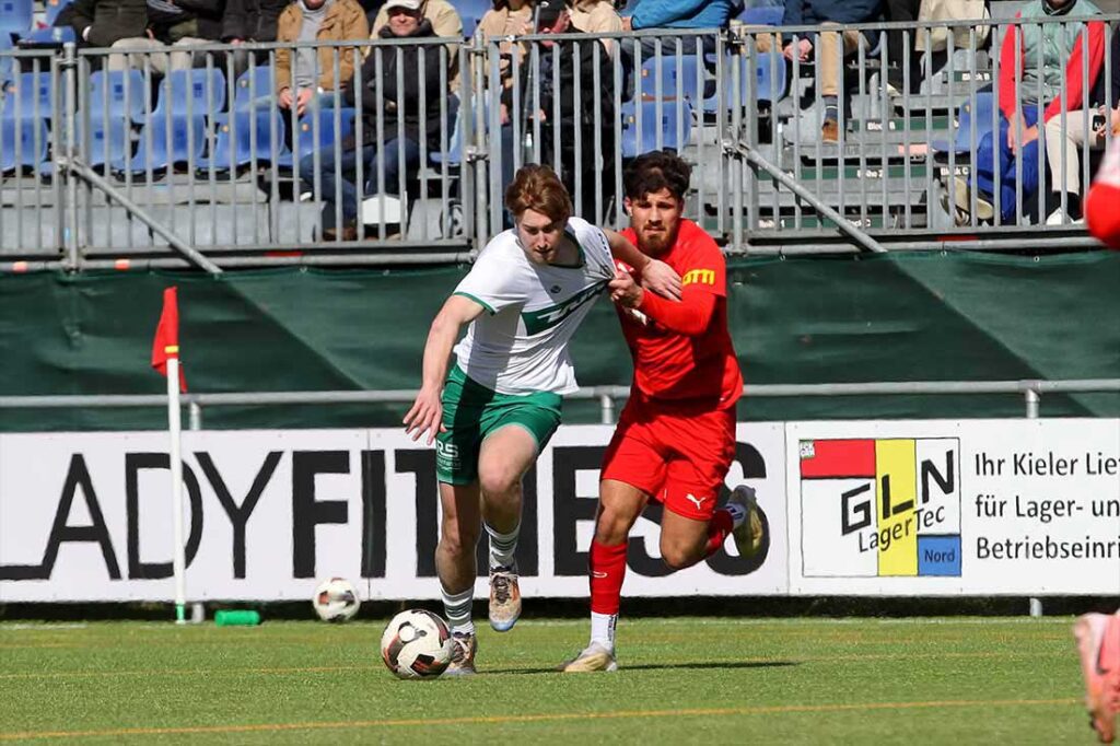 Traumtorschütze Meiko Werner (PSV Neumünster), hier gegen Salih Ramo (re., Kilia Kiel) gestoppt. © 2024 Ismail Yesilyurt Meiko Werner (PSV Neumünster) wird regelwidrig von Salih Ramo gestoppt (Kilia Kiel)