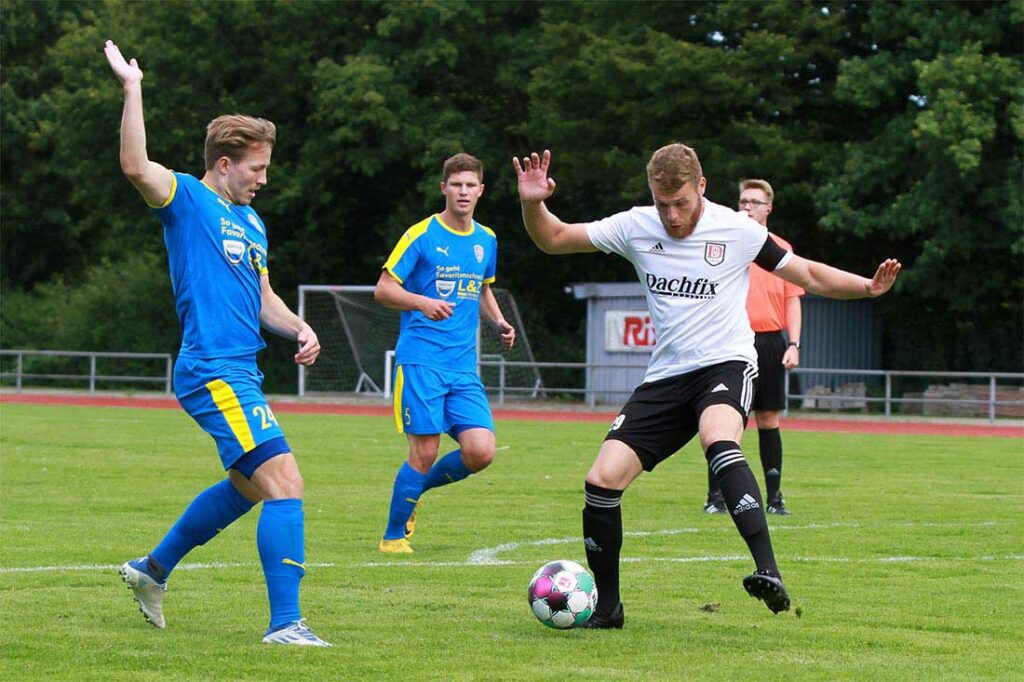 Patrick Mester (li., FSG Saxonia) liess seinem ersten Treffer auch den zweiten folgen mit Wiederbeginn (Archivfoto). © 2022 Ismail Yesilyurt Tanz zwischen Moritz Schomburg (re., MTV Dänischenhagen) und Patrick Mester in der FSG-Box. © Ismail Yesilyurt