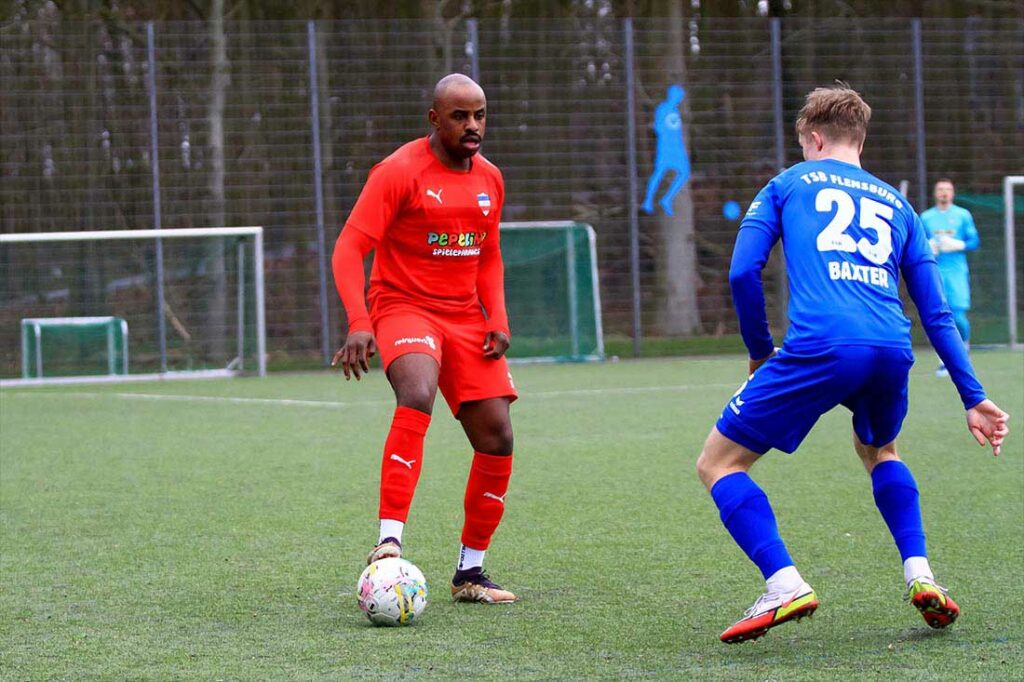 Überhaupt keine Hektik bei Grady Zinkondo (Inter Türkspor) beim Anlaufen von William Baxter (re., TSB Flensburg).© 2024 Ismail Yesilyurt