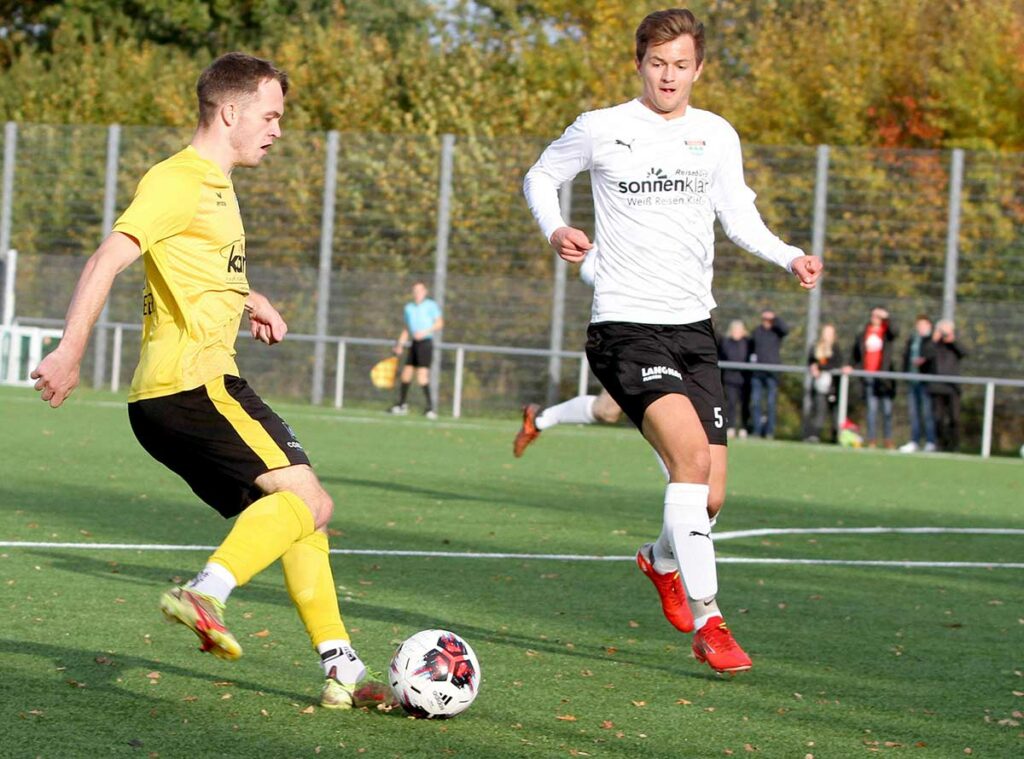 Abwehrspieler Justus Kiewald (re., Kronshagen), hier gegen Frisias Yago Heider, war einer der konstantesten Spieler. © Ismail Yesilyurt