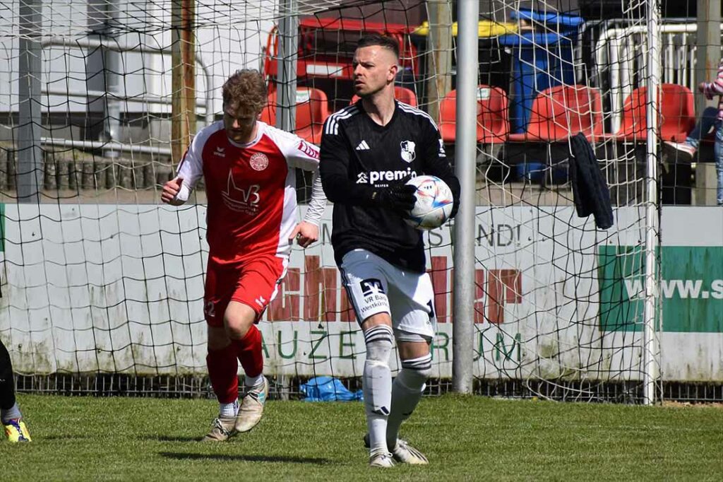 Keeper Mats Hinrichs (Heider SV) hielt stark. © 2024 Kristina Gay-Heider SV Liga GmbH Keeper Mats Hinrichs (Heider SV) hielt stark. © 2024 Kristina Gay-Heider SV Liga GmbH