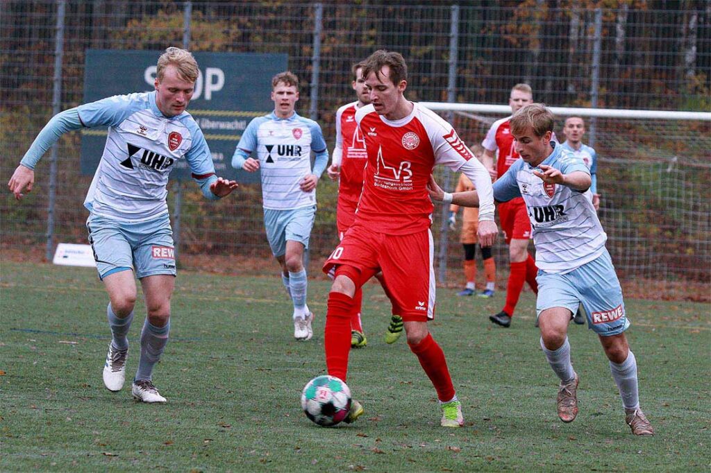 Jonas Kabus (Weiche Flensburg II) und Thies Richter (re.) versuchen, Aaron Meyerfeldt (TSV Bordesholm), einer der Impulsgeber, zu stören. © 2022 Ismail Yesilyurt