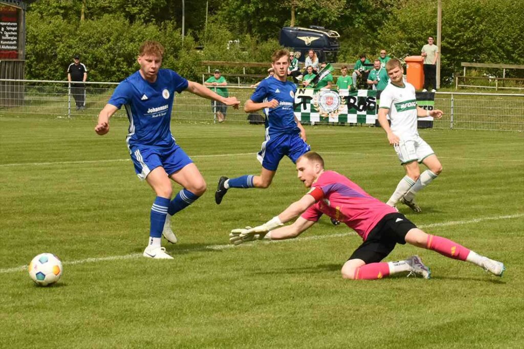 Dieser Ball wird gleich die sichere Beute von Oldenburgs Keeper Niklas Baeskow. © 2024 Olaf Wegerich Dieser Ball wird gleich die sichere Beute von Oldenburgs Keeper Niklas Baeskow. © 2024 Olaf Wegerich