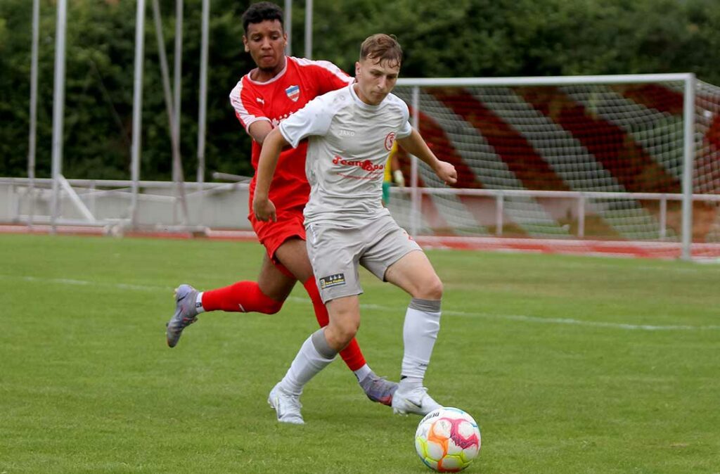 Paul Kraatz (vorne, Concordia Schönkirchen), hier gegen Joshua Wandel (Inter Türkspor Kiel II), erhöhte schon in der 3. Minute auf 2:0 (Archivfoto). © Ismail Yesilyurt 2022