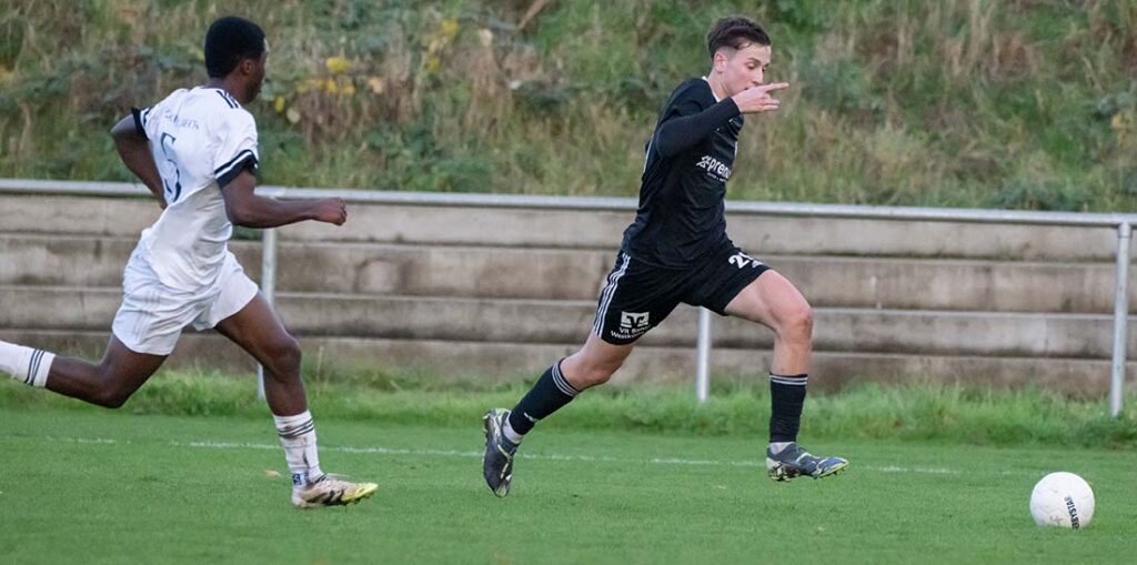 Mats Schaller (Heider SV) mit Vorsprung im Laufduell mit Robbie Seibt (1. FC Phönix Lübeck II). © 2025 Volker Schlichting