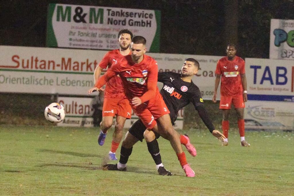 Eugen Halili (Inter Türkspor Kiel) gegen Ex-Inter-Kicker Rezan Acer (re., Kilia Kiel). © 2025 Ismail Yesilyurt Eugen Halili (Inter Türkspor Kiel) gegen Ex-Inter-Kicker Rezan Acer (re., Kilia Kiel). © 2025 Ismail Yesilyurt