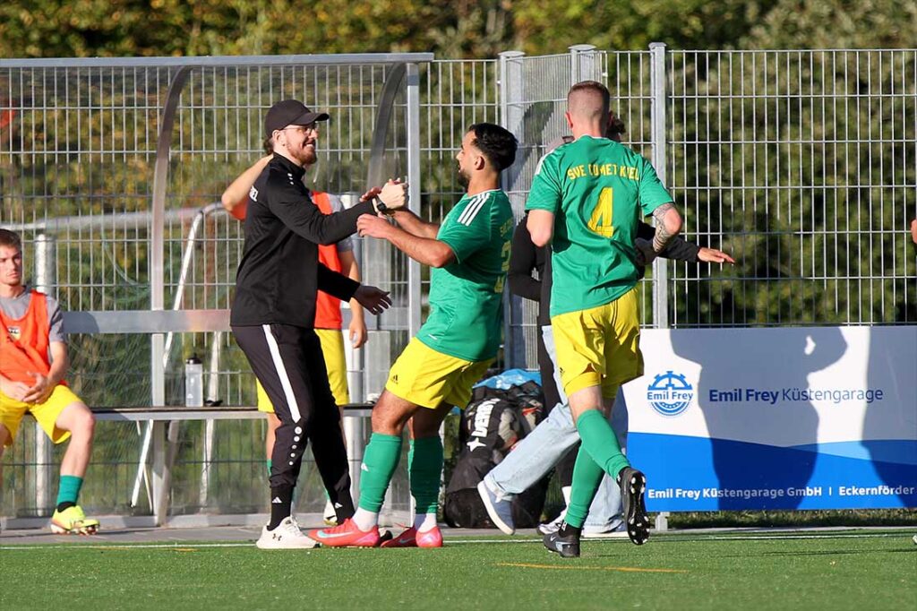 Houari Messaoudi (SVE Comet Kiel) feiert die Führung mit Trainer Nicklas Loose. © 2026 Ismail Yesilyurt Houari Messaoudi (SVE Comet Kiel) feiert die Führung mit Trainer Nicklas Loose. © 2026 Ismail Yesilyurt