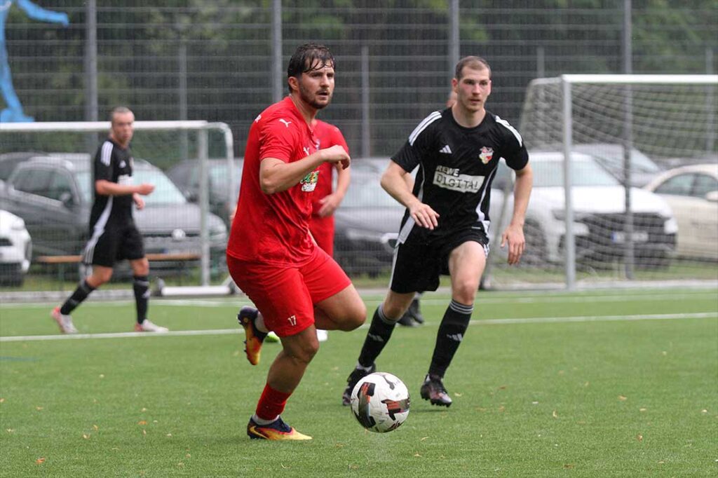 Über den offensivfreudigen Linksverteidiger Arian Jashari (Inter Türkspor Kiel) liefen viele Bälle. Hinten Kolja Baeskow (Kieler MTV). © 2026 Ismail Yesilyurt