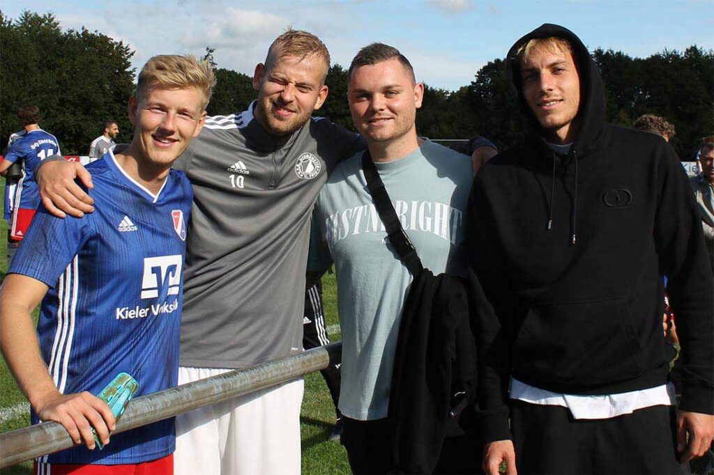 Eidertals Nico Bruns (li.), daneben Torschütze und VfR-Kapitän Jonas Schomaker mit der Holstein Kiel-Fraktion (grechts Timo Becker) freuen sich über ein interessantes Spiel. Quelle: H. Pfalzgraf