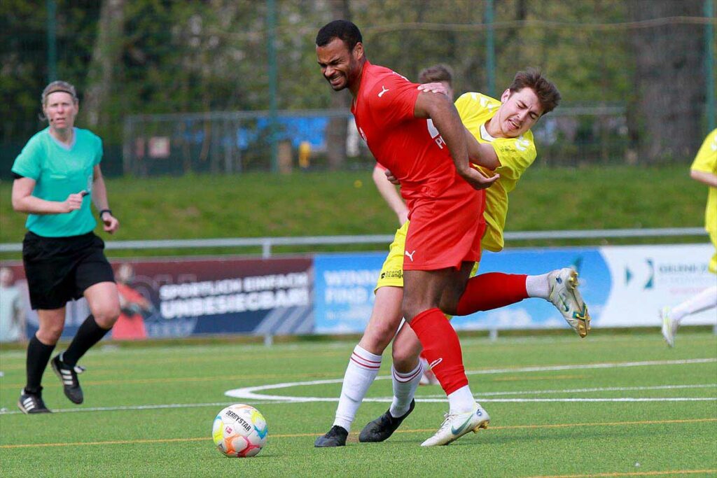 Kilia war nur durch Foulspiel zu stoppen. Hier bereitet Jannek Stöver (Dornbreite Lübeck) Benjamin Petrick (Kilia Kiel) Schmerzen. © 2023 Ismail Yesilyurt