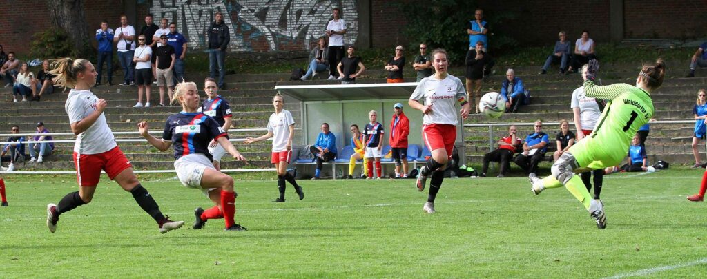 Fast das 3:0 durch Lisa Wiedemann (li.). Fast das 3:0 durch Lisa Wiedemann (li.).