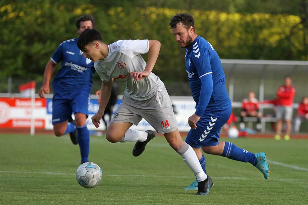 Emre Kayali kommt gegen Philipp Grandt (re., TSV Plön) ins Straucheln, findet aber gleich wieder die Balance. © Ismail Yesilyurt