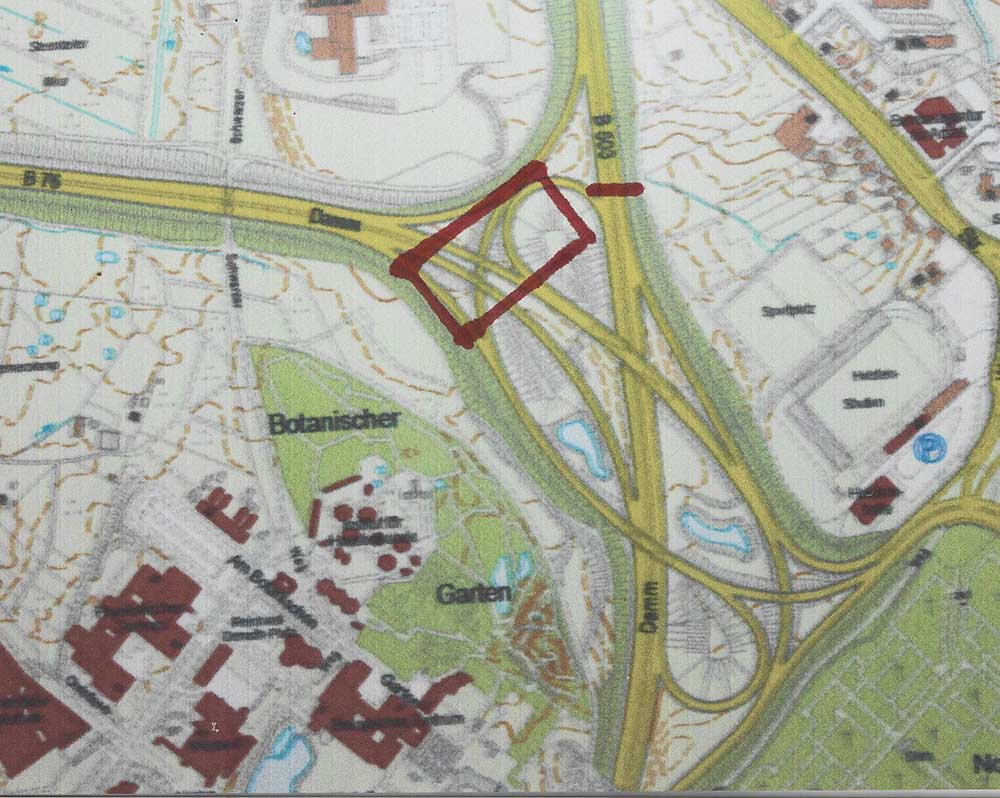 Der fast aktuelle Stadtplan. Die ehemalige „Hoheluft“ ist ebenso wie die ehemalige Brücke per Hand eingezeichnet. Die Ernst-Möller-Straße ist noch nicht eingetragen. © Stadtarchiv Kiel