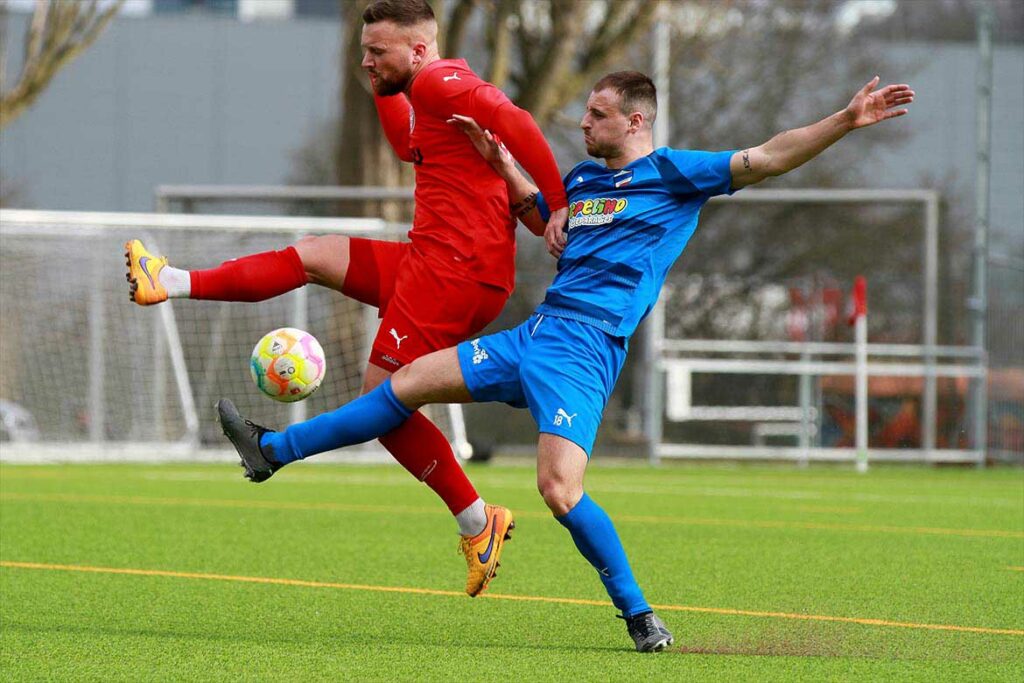 Tom Wüllner hat sich in der Innenverteidigung von Kilia Kiel zu einer festen Größe entwickelt - hier kann er Kastriot Alija den Ball abluchsen. © 2023 Ismal Yesilyurt