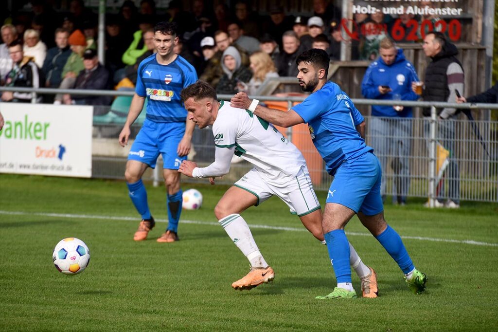 Til Küffner (li., PSV Neumünster) gegen Abbas Sharba (Inter Türkspor Kiel). © 2023 Olaf Wegerich Til Küffner (li., PSV Neumünster) gegen Abbas Sharba (Inter Türkspor Kiel). © 2023 Olaf Wegerich