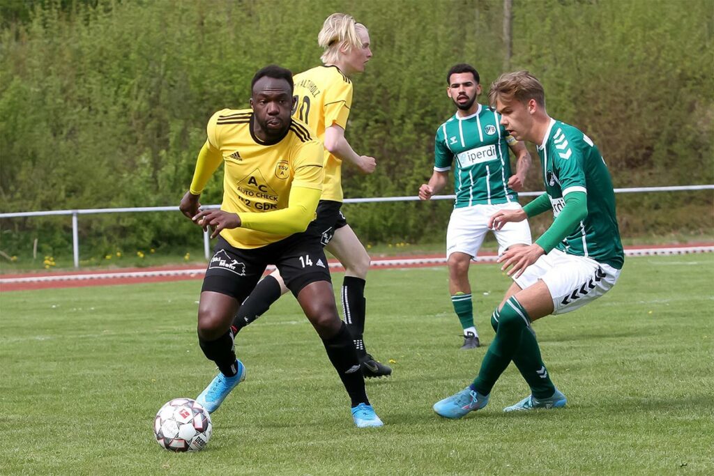 Didier Webessie, Altenholzer Sturmspitze, leitete mit seiner Großchance sozusagen den Siegtreffer ein. Rechts Sven Fretitag (VfB Lübeck II) © Ismail Yesilyurt
