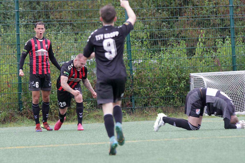 Oke Paulsen (2. v. l., TSV Kropp) lässt es krachen nach seinem 1. Saisontor. Links Florian Legrum, rechts Eidertals Keeper Fynn Mohr.© 2023 Ismail Yesilyurt
