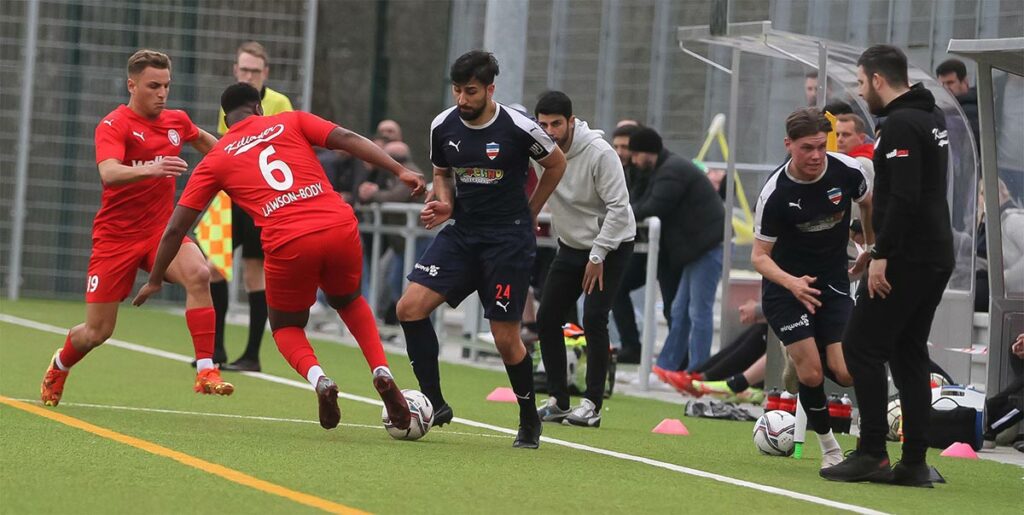 Zwei gegen zwei - Okan Erkocu (am Ball) und Jeppe Waschko über die Umleitung Soranno gegen Teyi Lawson-Body und Luca Aouci (li., Kilia).