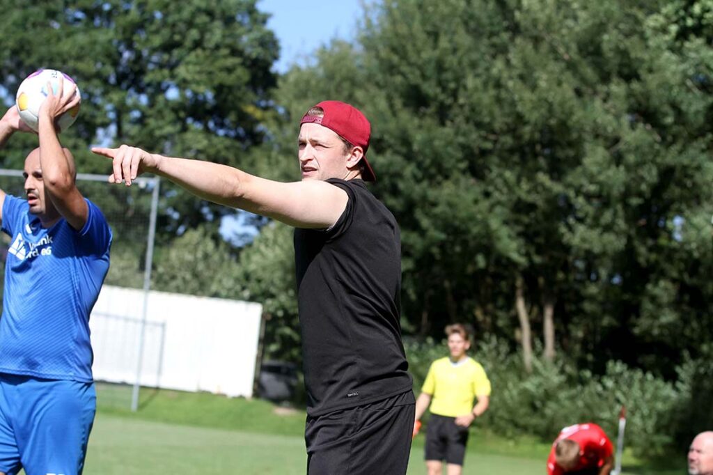 Trainer Ove Sass (Rot-Schwarz Kiel) findet beim TSV Kropp den richtigen Weg zum Erfolg. © 2025 Ismail Yesilyurt Trainer Ove Sass (Rot-Schwarz Kiel) findet beim TSV Kropp den richtigen Weg zum Erfolg. © 2025 Ismail Yesilyurt