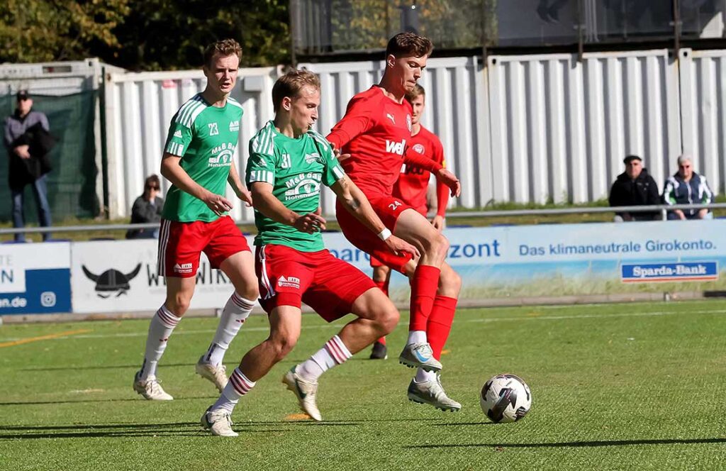 Marvin Müller (re., Kilia Kiel) gegen Tim Sienknecht (MTSV Hohenwestedt). © 2024 Ismail Yesilyurt Marvin Müller (re., Kilia Kiel) gegen Tim Sienknecht (MTSV Hohenwestedt). © 2024 Ismail Yesilyurt