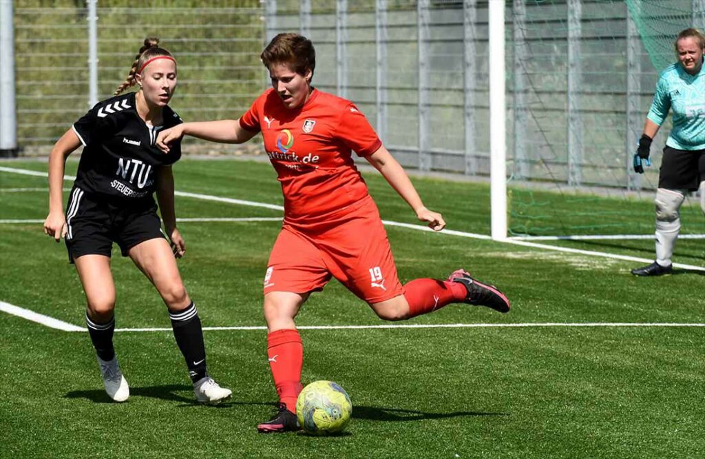 Christin Engellandt (SG NieBar) hat gegen Mandy Scheer (Siems) aufgepasst und den Ball abgefangen. © 2023 Olaf Wegerich)