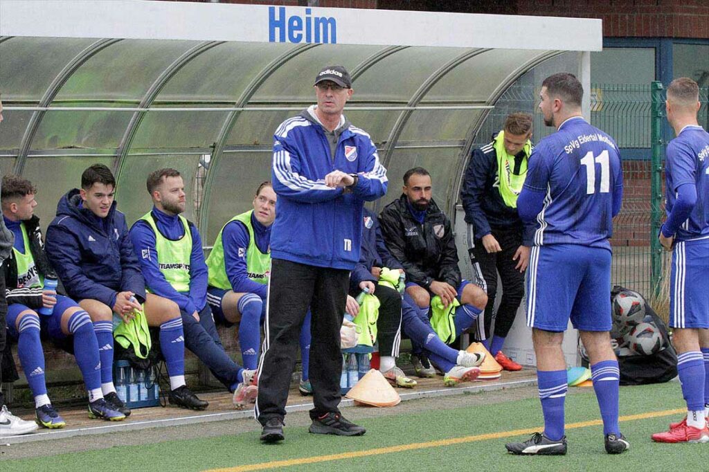 Cheftrainer Michael Rohwedder (SpVg Eidertal Molfsee) kurz vor dem Anpfiff gegen Kropp. © 2023 Ismail Yesilyurt Cheftrainer Michael Rohwedder (SpVg Eidertal Molfsee) kurz vor dem Anpfiff gegen Kropp. © 2023 Ismail Yesilyurt