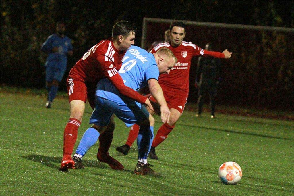 Der listige Yannik Imm (VfB Kiel), der das 1:1 erzielte, wird von Moritz Schröder (TSV Flintbek) bearbeitet und Alexander Rexgestellt. © 2022 Ismail Yesilyurt