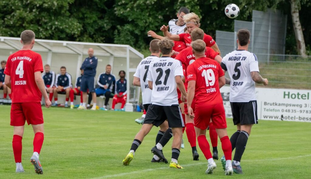 Mika Kieselbach, das Kopfballungeheuer des Heider SV, trifft. © 2026 Volker Schlichting Mika Kieselbach das Kopfballungeheuer des Heider SV trifft. © 2026 Volker Schlichting