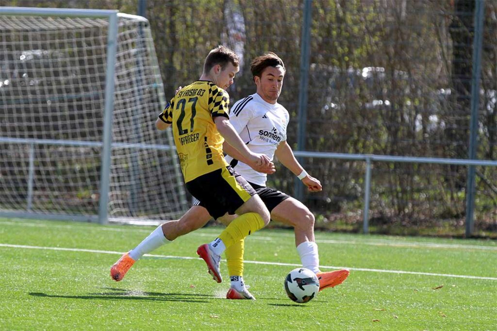 Renz Rapräeger (Frisia Risum-Lindholm), der hier versucht; Till Wallenstein (TSV Kronshagen) auszuspielen, ist Frisias Matchwinner mit seinem Doppelpack. © 2026 Ismail Yesilyurt.jpg