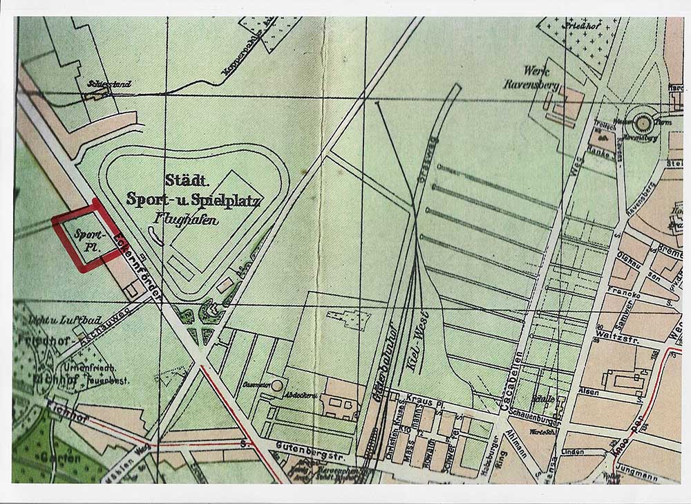 Im Stadtplan von 1927 ist der Platz des vom 1. Kieler FV 1914 errichteten Platzes eingezeichnet. Im Stadtplan von 1927 ist der Platz des vom 1. Kieler FV 1914 errichteten Platzes eingezeichnet.