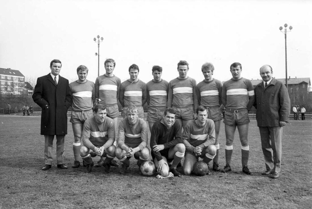 Die Meistermannschaft des SV Friedrichsort nach der Saison 1970/71. © Stadtarchiv Kiel Die Meistermannschaft des SV Friedrichsort nach der Saison 1970/71. © Stadtarchiv Kiel