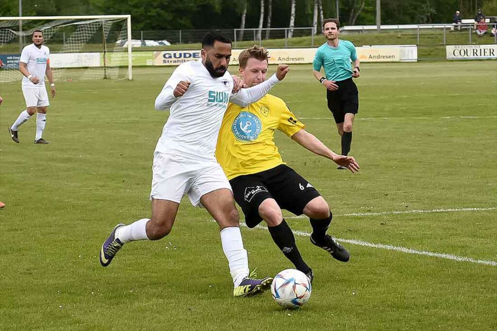 Sabri Nasri (in weiss, VfR Neumünster) im Zweikampf gegen Malte Ceynowa (TSV Altenholz). © 2023 Olaf Wegerich Sabri Nasri (in weiss, VfR Neumünster) im Zweikampf gegen Malte Ceynowa (TSV Altenholz). © 2023 Olaf Wegerich