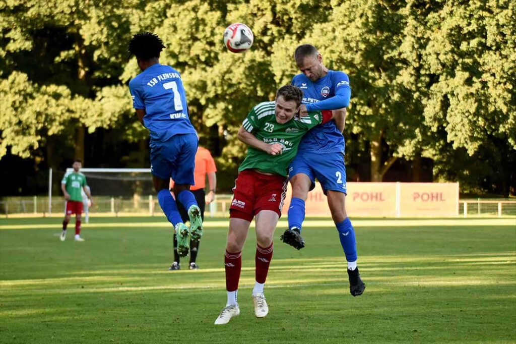 Kopfballduell zwischen Tjark Sievers (MTSV), Benett Kwame (li) und Nahne Paulsen (TSB). © 2024 Olaf Wegerich Kopfballduell zwischen Tjark Sievers (MTSV), Benett Kwame (li) und Nahne Paulsen (TSB). © 2024 Olaf Wegerich