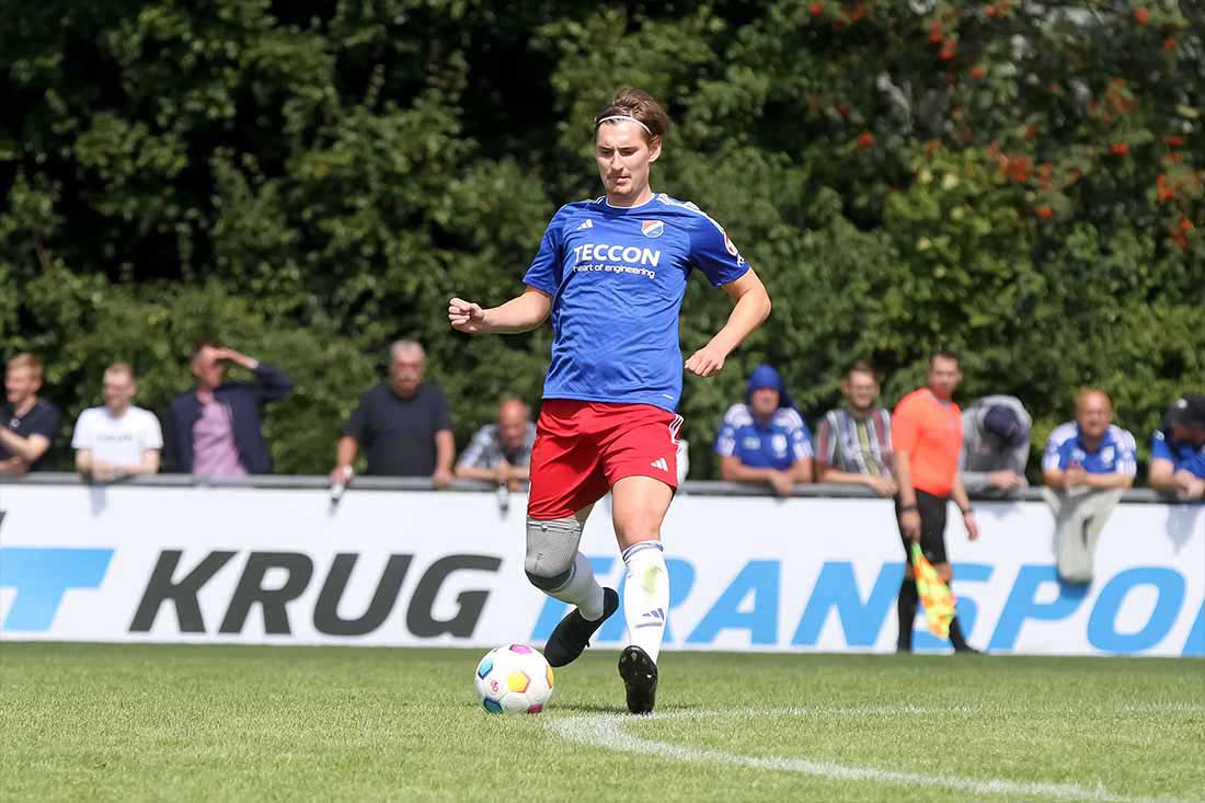Innnverteidiger Tom Braesch (SpVg Eidertal Molfsee) stürmt in der letzten Minute der Nachspielzeit erfolgreich mit. © Ismail Yesilyurt Tom Braesch (SpVg Eidertal Molfsee) steht sehr spät sehr richtig in Lübeck. © 2024 Ismail Yesilyurt